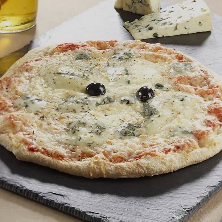 Pizza 4 Fromages : Emmental, Roquefort, Gorgonzola, Mozzarella, Origan, Olives