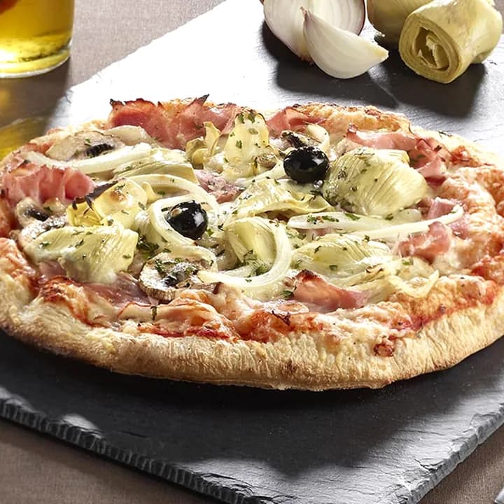 Pizza 4 saisons : Jambon blanc, Artichauts, Champignons, Oignons, Emmental, Mozzarella, Origan, Olives