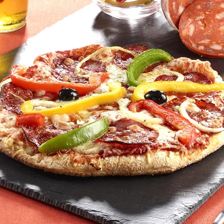 Pizza Andalouse : Chorizo, Poivrons, Oignons, Emmental, Mozzarella, Persil, Olives