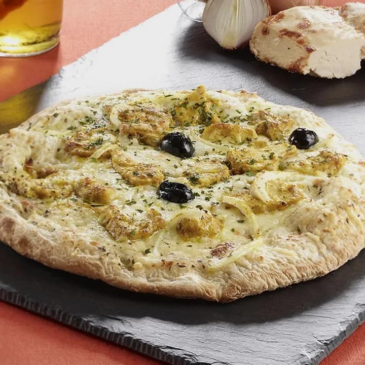 Pizza Antillaise : Poulet au curry, Oignons, Emmental, Mozzarella, Persil, Olives