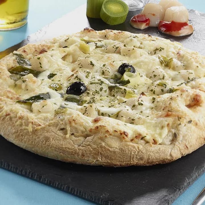 Pizza L'Atlantide : Noix de Saint-Jacques, Poireaux, Emmental, Mozzarella, Persil, Olives