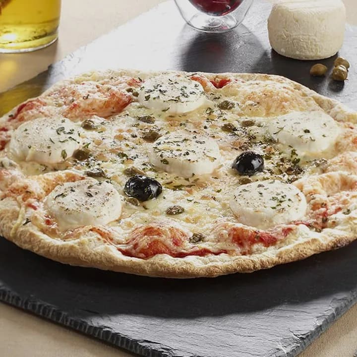 Pizza Bergère : Fromage de chèvre, Câpres, Vinaigre de framboise, Emmental, Mozzarella, Persil, Olives