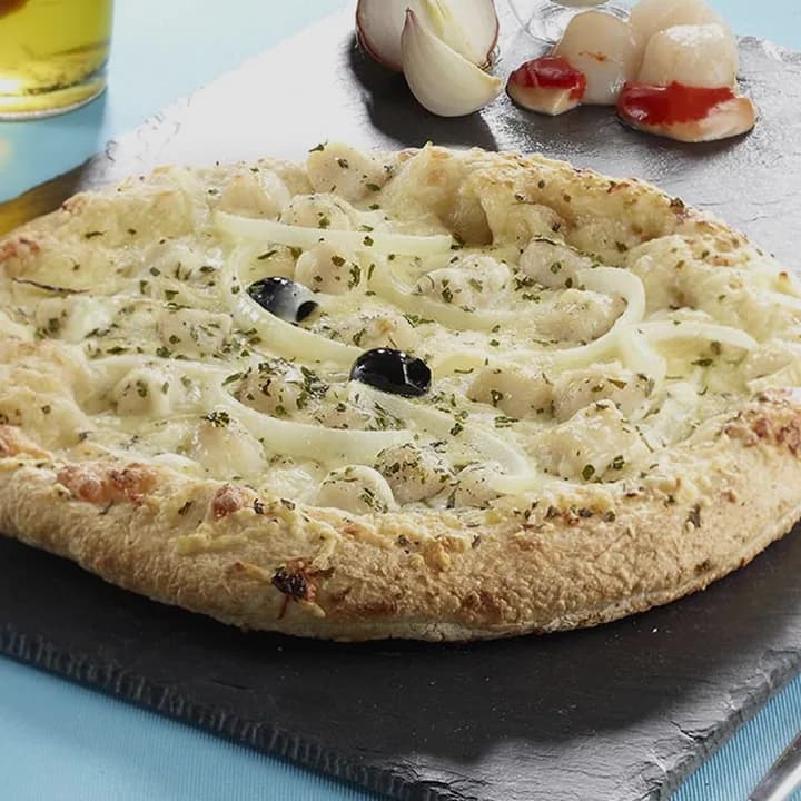 Pizza Bretonne : Noix de Saint-Jacques, Oignons, Emmental, Mozzarella, Persil, Olives