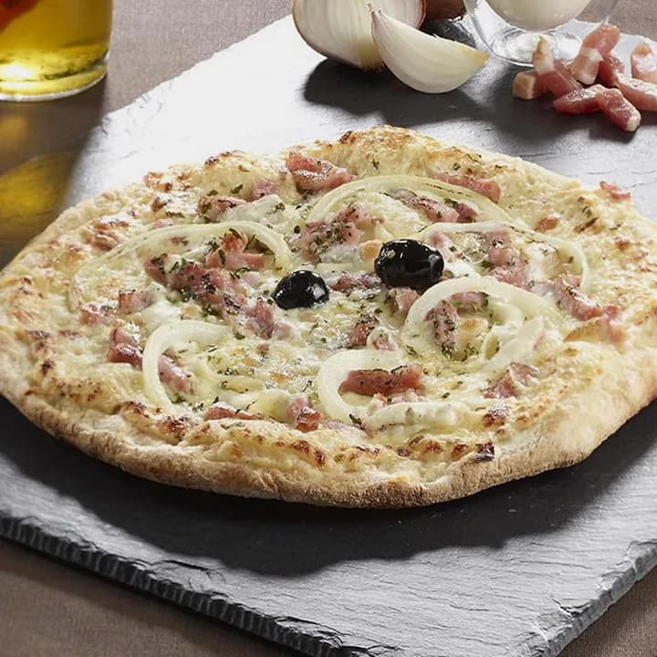 Pizza Campagnarde : Lardons allumettes, Oignons, Emmental, Mozzarella, Origan, Olives