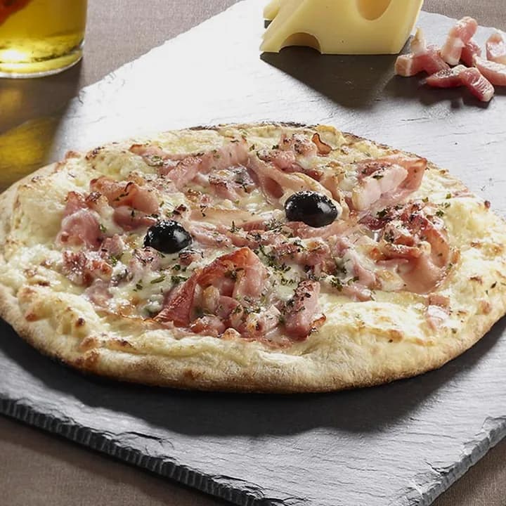 Pizza Carbonara : Jambon blanc, Jambon de Vendée, Lardons allumettes, Emmental, Mozzarella, Origan, Olives