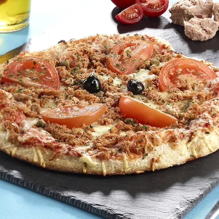 Pizza Catalane : Thon cuisiné, Câpres, Tomates fraîches, Oignons, Emmental, Mozzarella, Persil, Olives