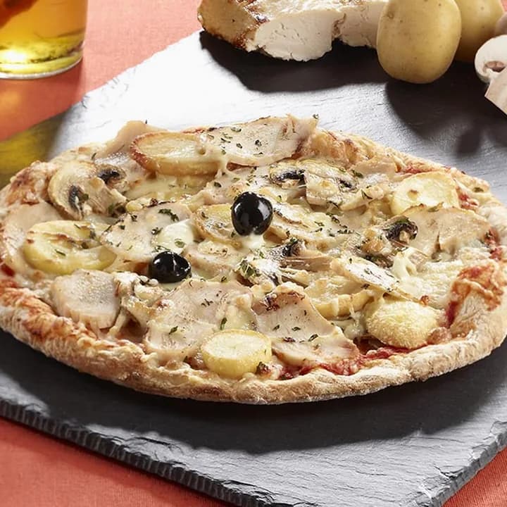 Pizza Chicken : Poulet, Pommes de terre, Champignons, Emmental, Mozzarella, Origan, Olives
