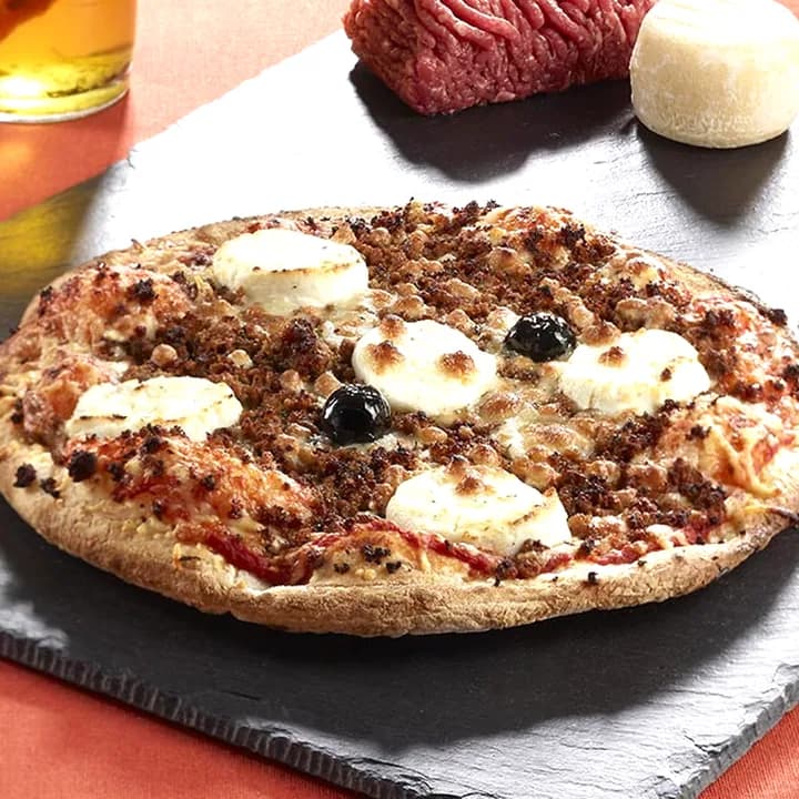 Pizza Country : Viande hachée cuisinée, Fromage de chèvre, Emmental, Mozzarella, Persil, Olives