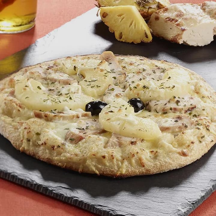 Pizza Créole : Poulet, Ananas, Emmental, Mozzarella, Persil, Olives