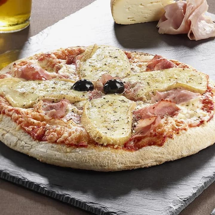 Pizza Don Camillo : Jambon blanc, Curé nantais, Emmental, Mozzarella, Origan, Olives