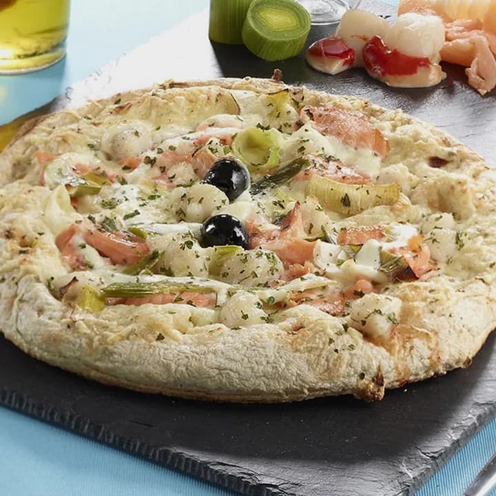 Pizza Duo des mers : Saumon fumé, Noix de Saint-Jacques, Poireaux, Emmental, Mozzarella, Persil, Olives