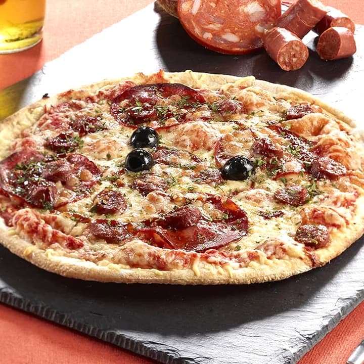 Pizza Duo du sud : Merguez, Chorizo, Sauce barbecue, Oignons, Emmental, Mozzarella, Persil, Olives
