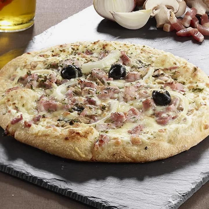 Pizza Forestière : Champignons, Oignons, Lardons allumettes, Emmental, Mozzarella, Origan, Olives