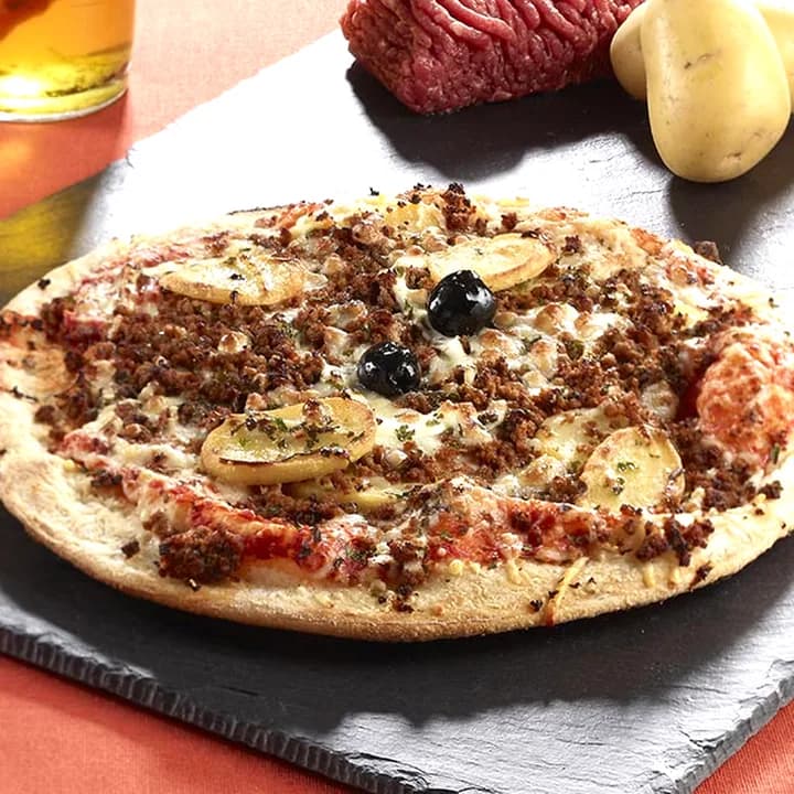 Pizza Gringo : Viande hachée cuisinée, Pommes de terre, Crème fraîche, Emmental, Mozzarella, Persil, Olives