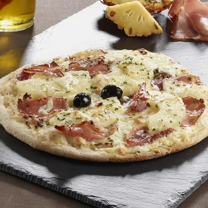 Pizza Hawaïenne : Jambon de Vendée, Ananas, Emmental, Mozzarella, Persil, Olives