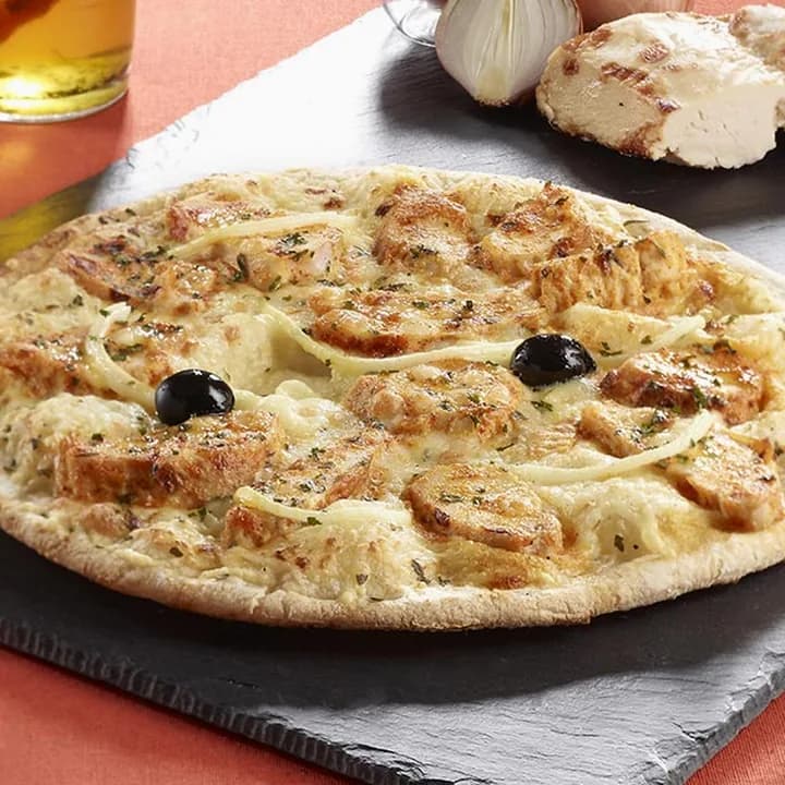 Pizza Indienne : Poulet tandoori, Oignons, Emmental, Mozzarella, Origan, Olives