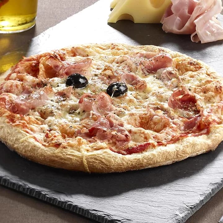 Pizza Jambon : Jambon blanc, Emmental, Mozzarella, Origan, Olives