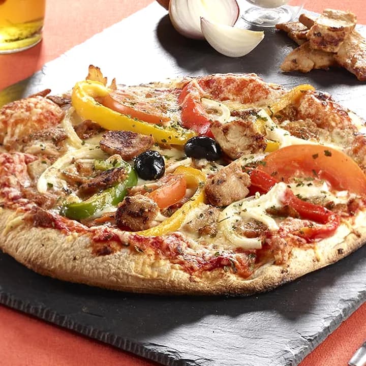 Pizza Kebab : Viande de kebab, Poivrons, Tomates fraîches, Oignons, Sauce kebab, Emmental, Mozzarella, Persil, Olives