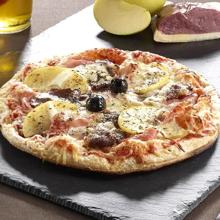 Pizza Landaise : Magret de canard, Jambon blanc, Jambon de Vendée, Pommes, Emmental, Mozzarella, Origan, Olives