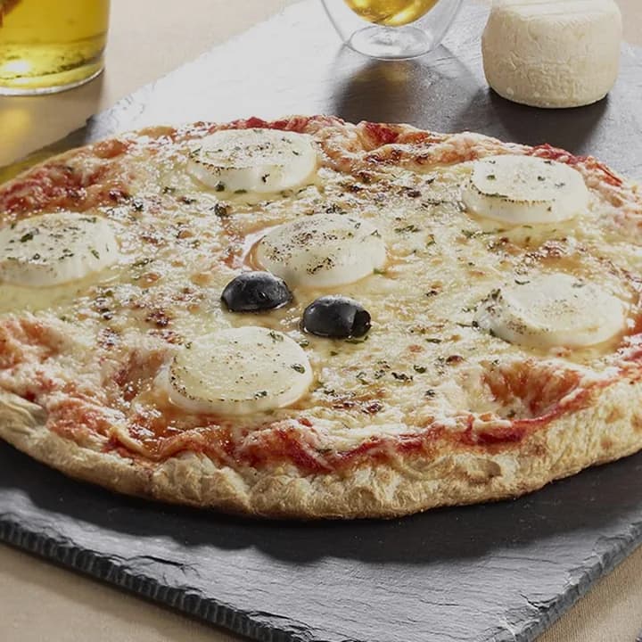 Pizza Lune de miel : Fromage de chèvre, Miel, Emmental, Mozzarella, Persil, Olives
