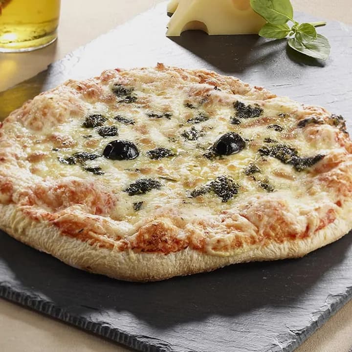 Pizza Margherita : Emmental, Mozzarella, Basilic, Origan, Olives