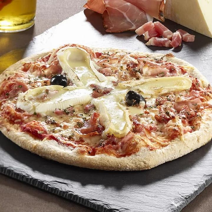 Pizza Montagnarde : Jambon blanc, Jambon de Vendée, Lardons allumettes, Reblochon, Emmental, Mozzarella, Origan, Olives