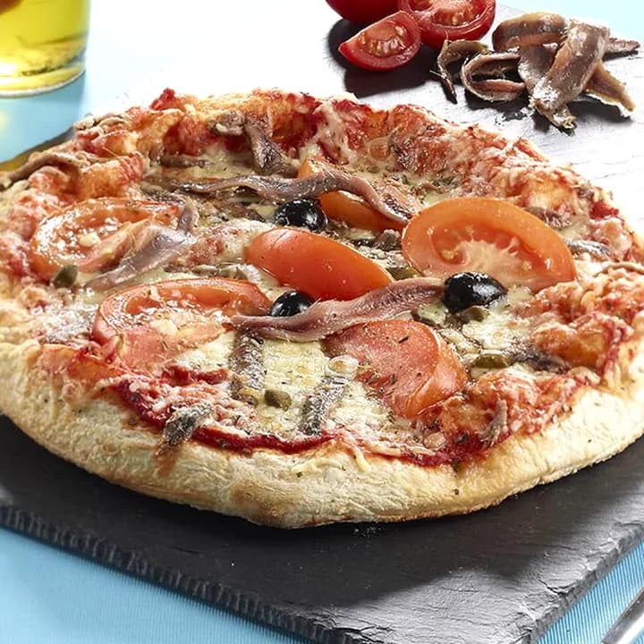 Pizza Napolitaine : Filets d'anchois, Tomates fraîches, Oignons, Câpres, Emmental, Mozzarella, Origan, Olives