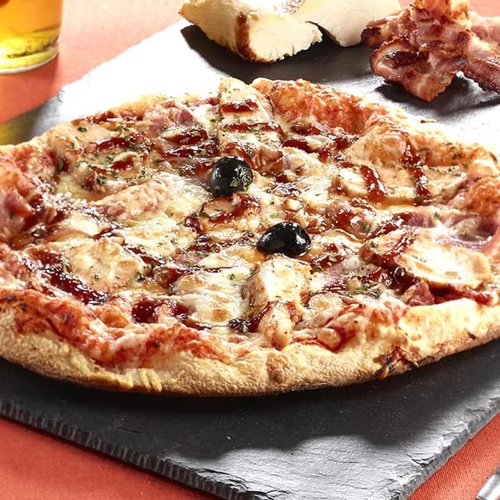 Pizza New-yorkaise : Poulet, Bacon, Sauce barbecue, Emmental, Mozzarella, Persil, Olives