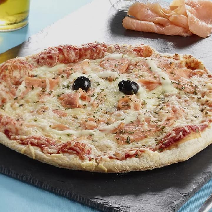 Pizza Nordique : Saumon fumé, Crème fraîche, Emmental, Mozzarella, Persil, Olives
