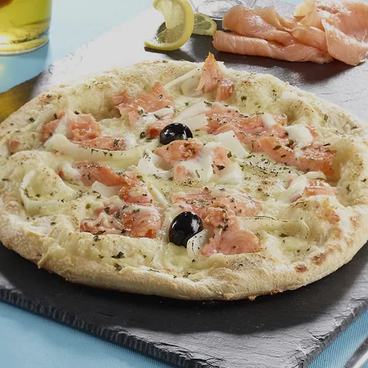 Pizza Norvégienne : Saumon fumé, Oignons, Emmental, Mozzarella, Persil, Olives