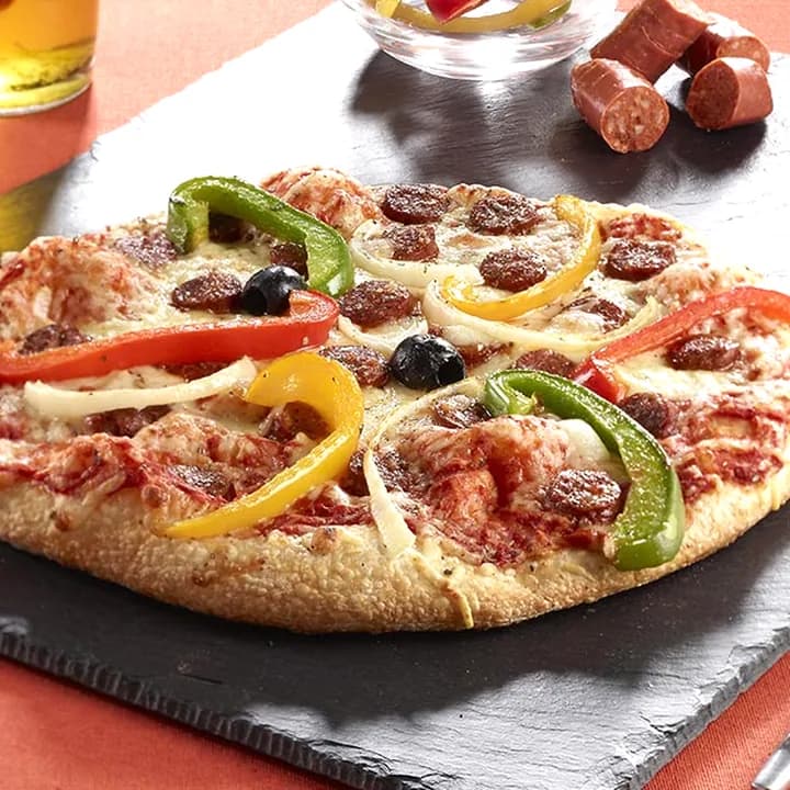 Pizza Orientale : Merguez, Poivrons, Oignons, Emmental, Mozzarella, Persil, Olives
