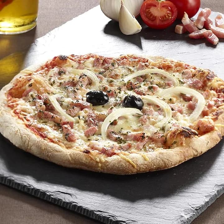 Pizza Paysanne : Lardons allumettes, Oignons, Emmental, Mozzarella, Origan, Olives
