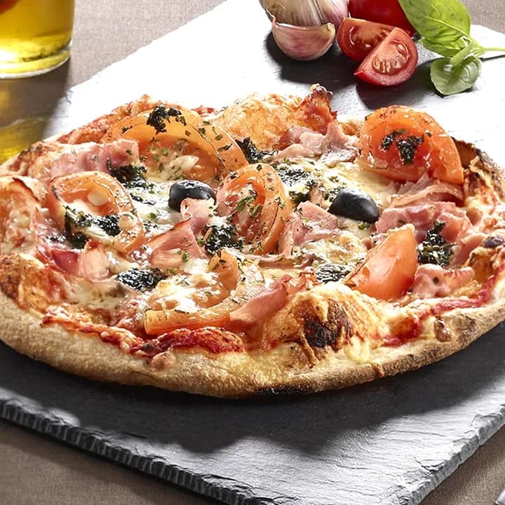Pizza Provençale : Jambon blanc, Tomates fraîches, Ail, Emmental, Mozzarella, Basilic, Persil, Olives