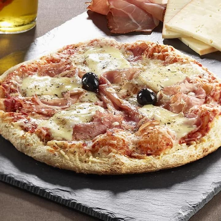 Pizza Raclette : Jambon blanc, Jambon de Vendée, Raclette, Emmental, Mozzarella, Origan, Olives