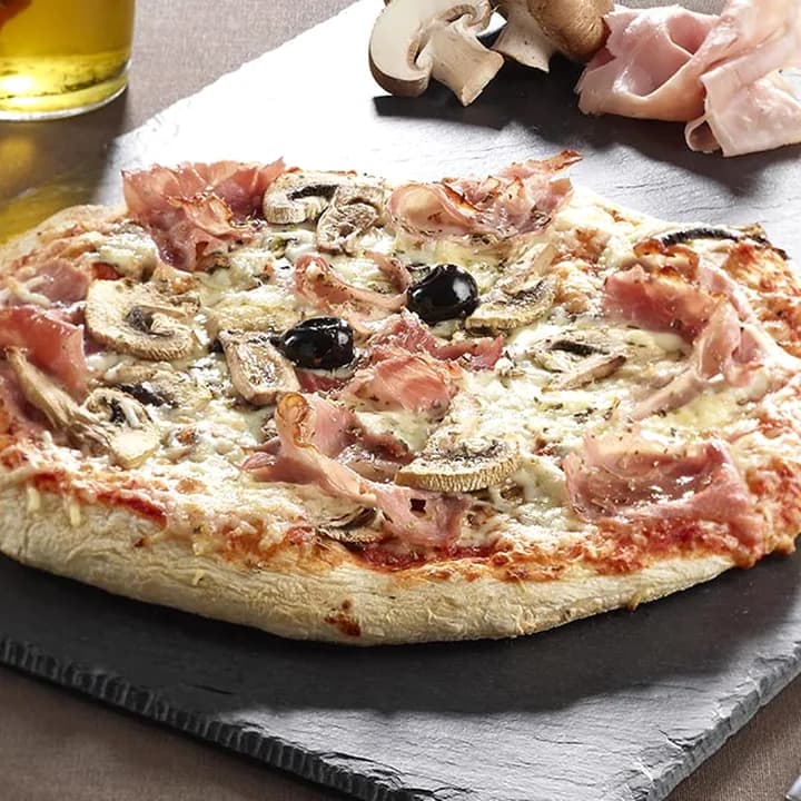 Pizza Regina : Jambon blanc, Champignons, Emmental, Mozzarella, Origan, Olives