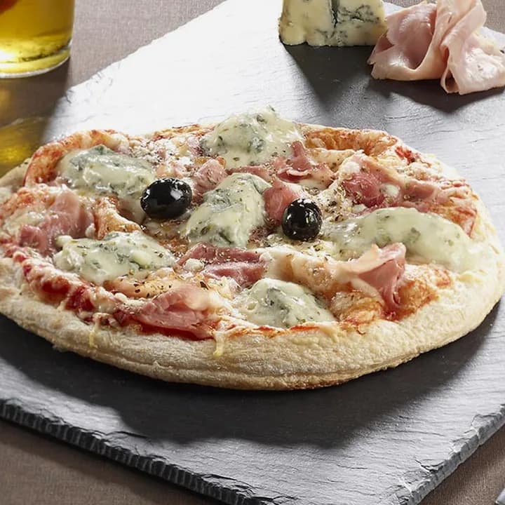 Pizza Romaine : Jambon blanc, Gorgonzola, Emmental, Mozzarella, Origan, Olives