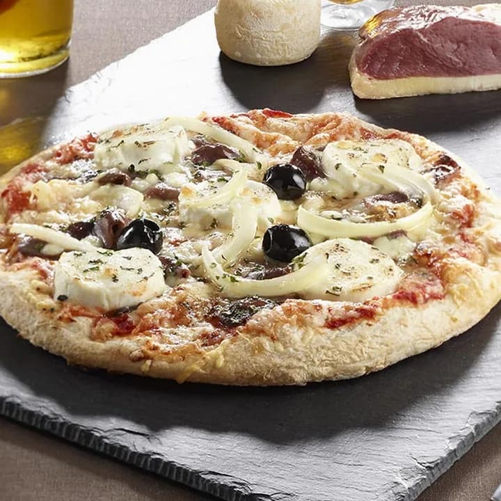Pizza Ruche : Magret de canard, Oignons, Miel, Fromage de chèvre, Emmental, Mozzarella, Persil, Olives