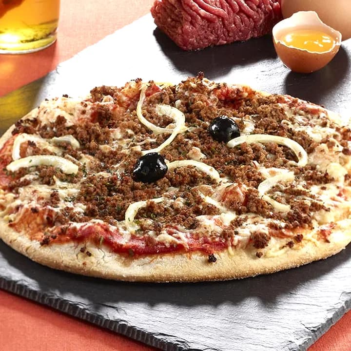 Pizza Tartare : Viande hachée cuisinée, Oignons, Jaune d'œuf cru, Emmental, Mozzarella, Persil, Olives