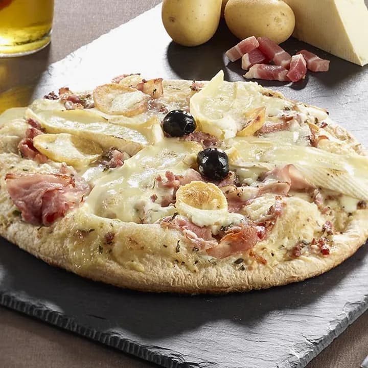 Pizza Tartiflette : Jambon blanc, Jambon de Vendée, Lardons allumettes, Pommes de terre, Reblochon, Emmental, Mozzarella, Origan, Olives