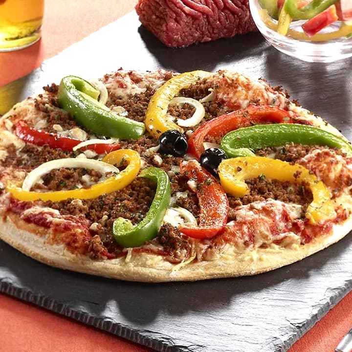 Pizza Texane : Viande hachée cuisinée, Poivrons, Oignons, Emmental, Mozzarella, Persil, Olives