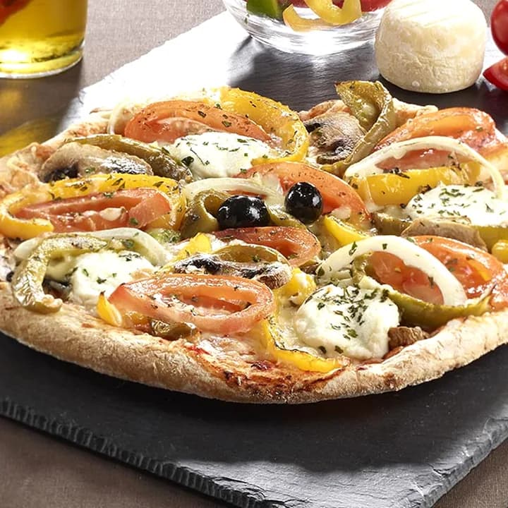 Pizza Végétarienne : Ail, Champignons, Poivrons, Tomates fraîches, Oignons, Fromage de chèvre, Emmental, Mozzarella, Persil, Olives