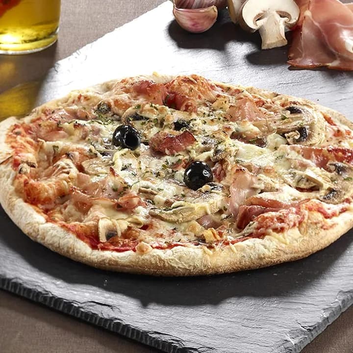 Pizza La Vendéenne : Jambon de Vendée, Ail, Champignons, Emmental, Mozzarella, Origan, Olives